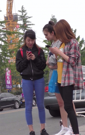 等车的紧身蓝牛双肩包靓丽美女