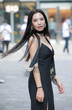 丰满黑色连衣裙美眉