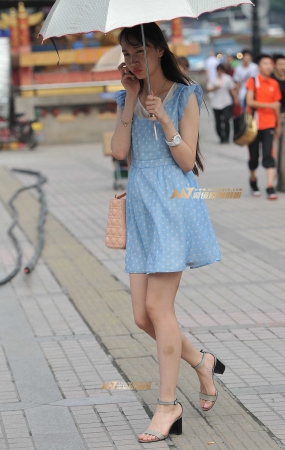 清丽脱俗的蓝裙美女