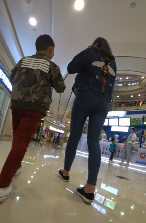 街拍紧身蓝牛帆布鞋长腿小美女