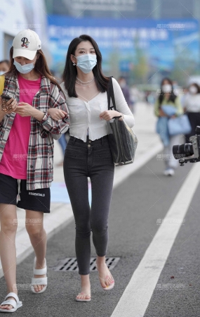 紧牛美女