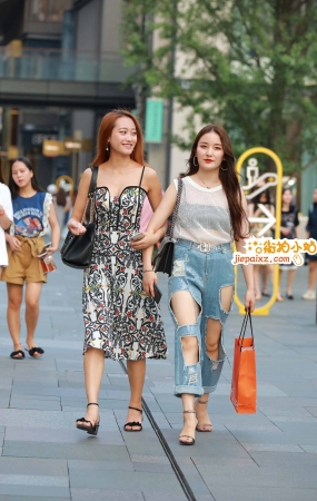 性感的破洞牛仔乞丐裤美女