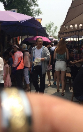 街拍大赛第三季—-短白裤少妇