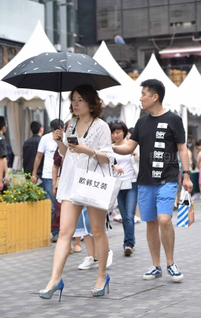 街拍成熟型蓝色鱼嘴高跟美妇