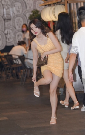 黄裙美眉