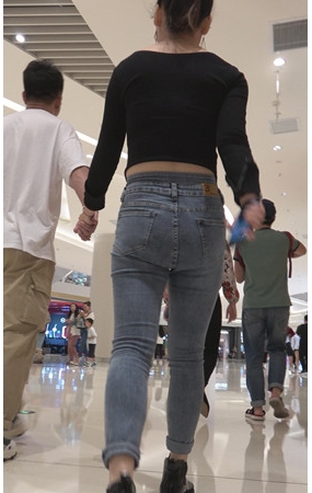 商场里的牛仔裤妹子