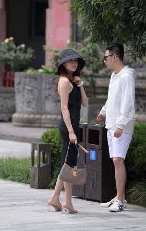 裹身长裙时尚美女