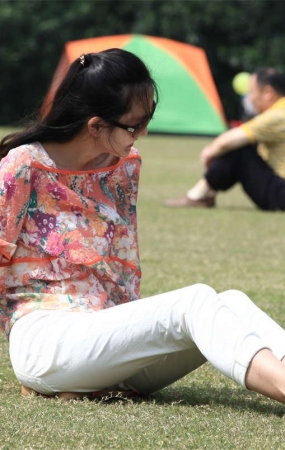 No689 女孩草坪采风，现都流行给自己的脚拍上几张