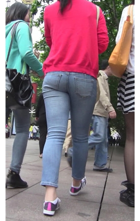 红衣牛仔小妹