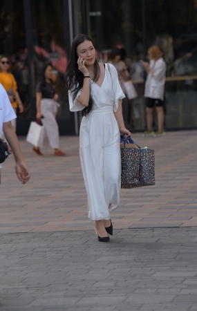 漂亮的白色休闲装小姐姐