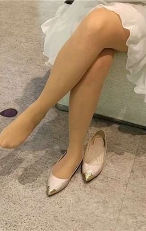 初夏鞋店试鞋的连衣裙美足女孩
