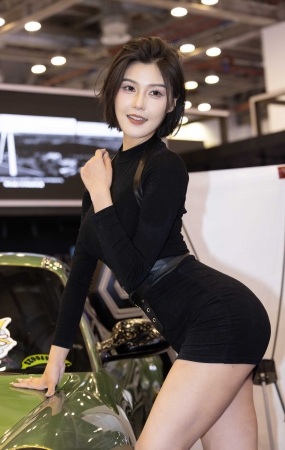 240329-5=30 改装车展上的网红车模程儿