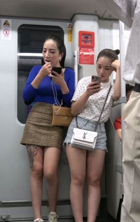 蓝色紧身T恤豹纹短裙美女