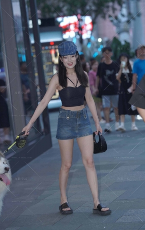 小姐姐养了这么大一只狗狗