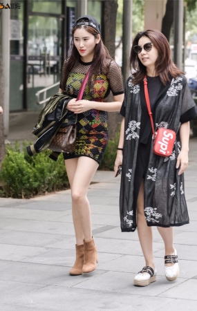 大长腿美女性感时尚-12P