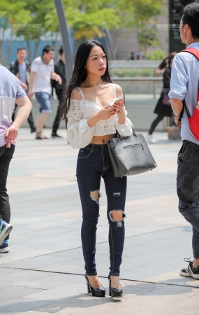 苗条细腰牛仔美眉