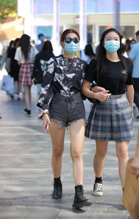 黑色牛仔热裤妹子
