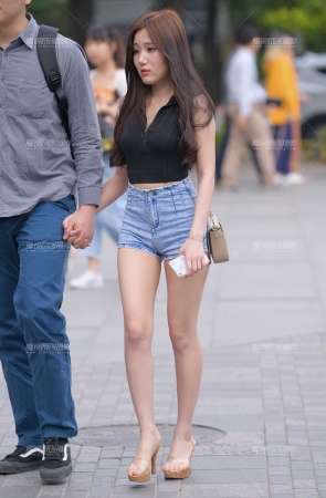 高跟热裤美女