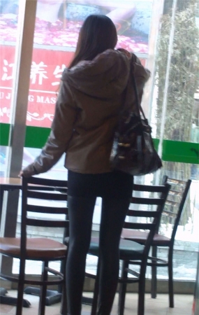 极品好身材的紧身裤高跟美女