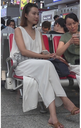 白色套装美女