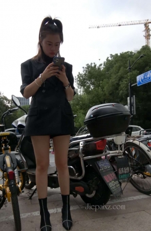 4K – 街拍西装外套美腿姑娘 [1.63 GB/MP4]