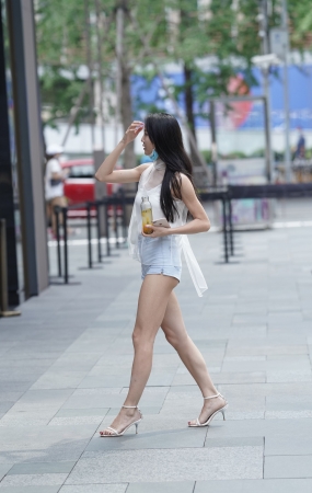 长腿热裤美女