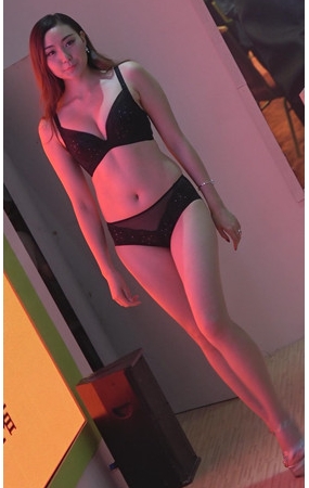 黑色内衣模特美女