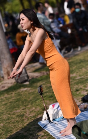微风中的吊带长裙