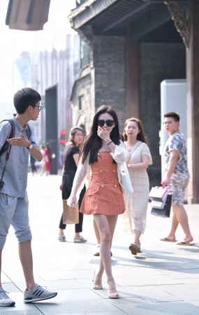 娇小玲珑妹子