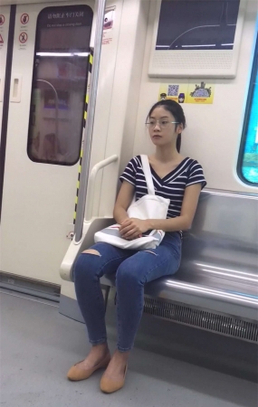 地铁蓝色紧身牛仔裤文静妹子