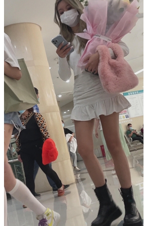 抱着花的白裙美女