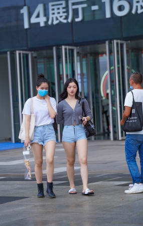 肉肉的热裤小妹