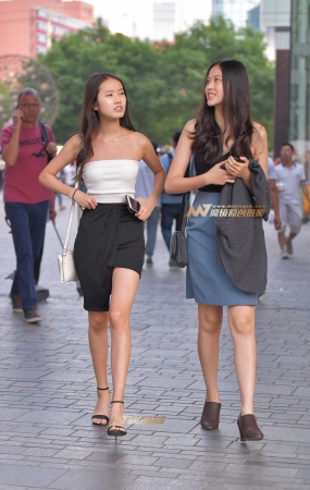 两个长腿美女