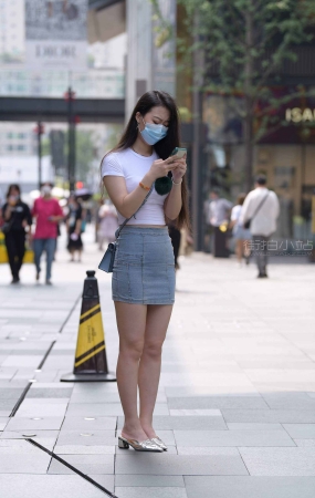 紧身牛仔短裙小妹