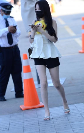 戴着黑色口罩的漂亮美女