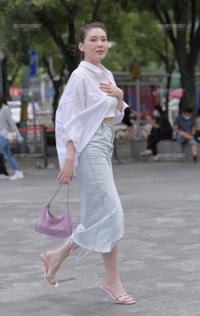粉色水钻透明高跟鞋气质美女