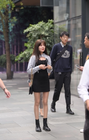 带个肉丝小姐姐出门逛街