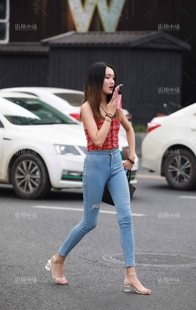 街拍苗条的蓝牛小妞