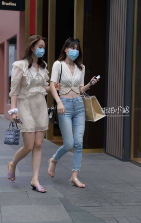 街拍蓝牛美女跟闺蜜