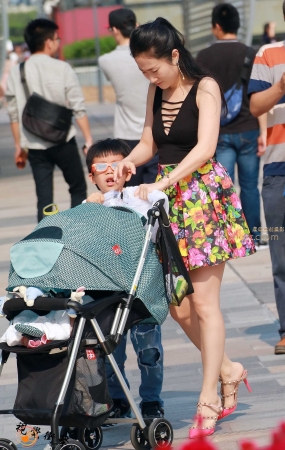 低胸 高跟 高雅嫩白少妇