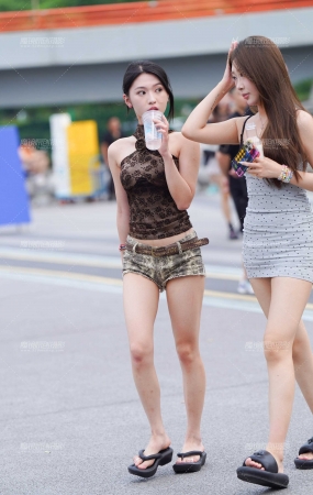热裤美眉