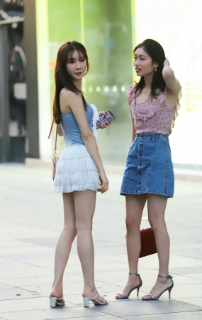 一起逛街的两位高跟美腿女孩-12P