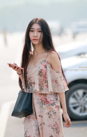 看着很舒服的清新气质长裙美眉