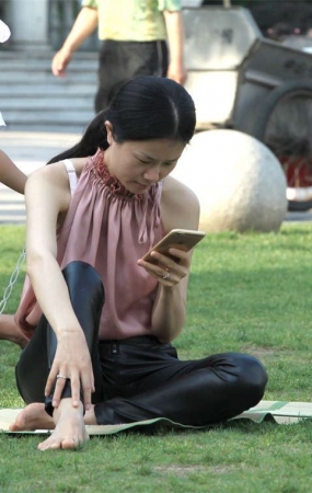 No1254 纤细型清纯美少妇两次出镜，露脚也不输气质 第1套