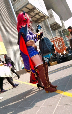 玩cosplay的街拍黑丝美腿少女