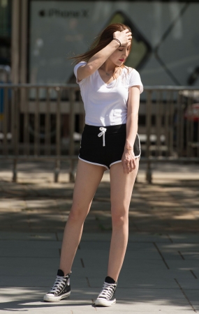 白T恤短裤美女