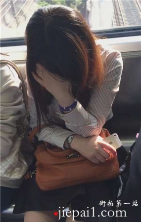 地铁上的尖嘴高跟美眉，困啦直接睡着了。