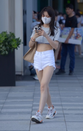 白色热裤露腰美女