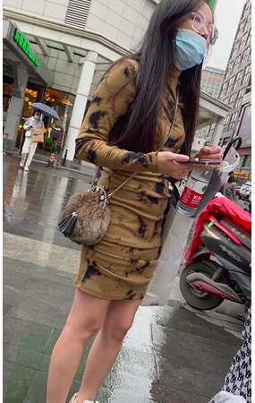 戴眼镜的小姐姐