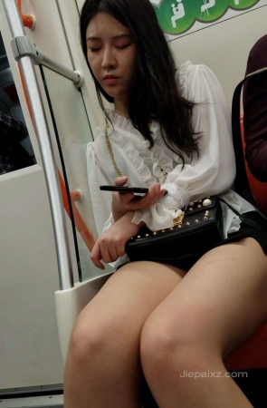 白皙瑜伽紧身美女